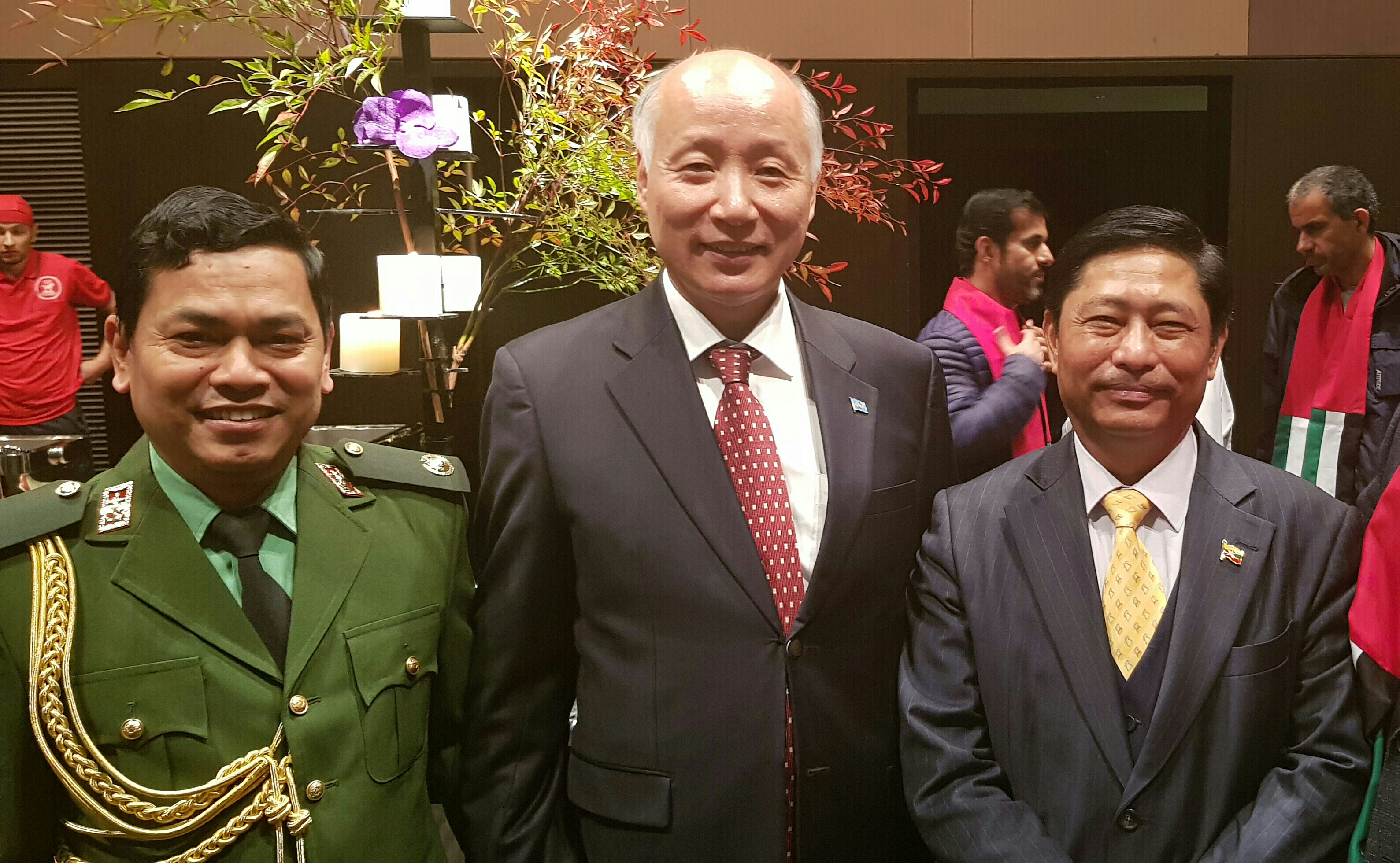 좌로부터 미얀마 국방무관(장군), 총재 예하, 미얀마 대사 (2018.11.30)