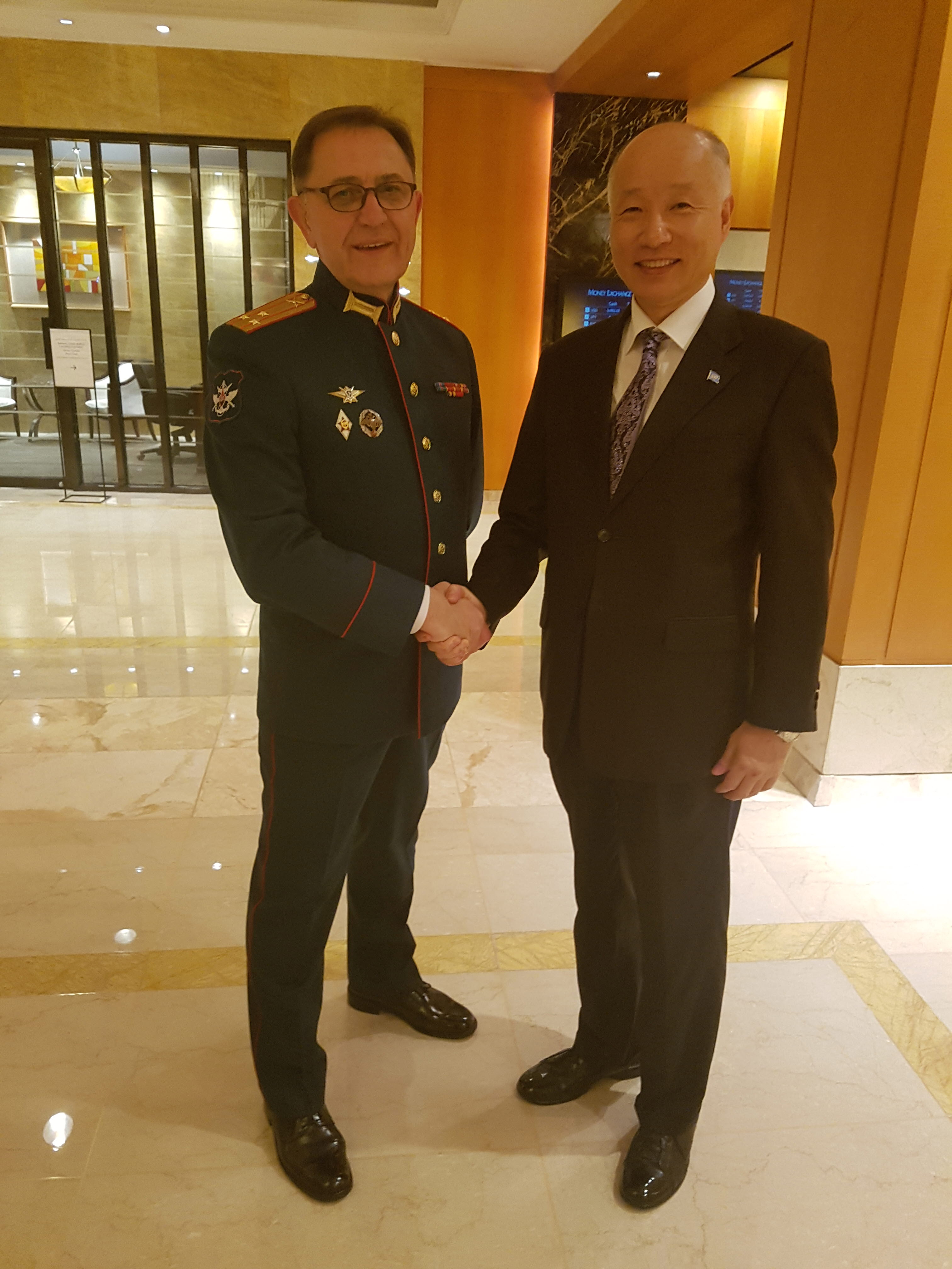 러시아 육.해.공군 무관과 악수를 나누고 있는 총재 예하 (2018.10.24)