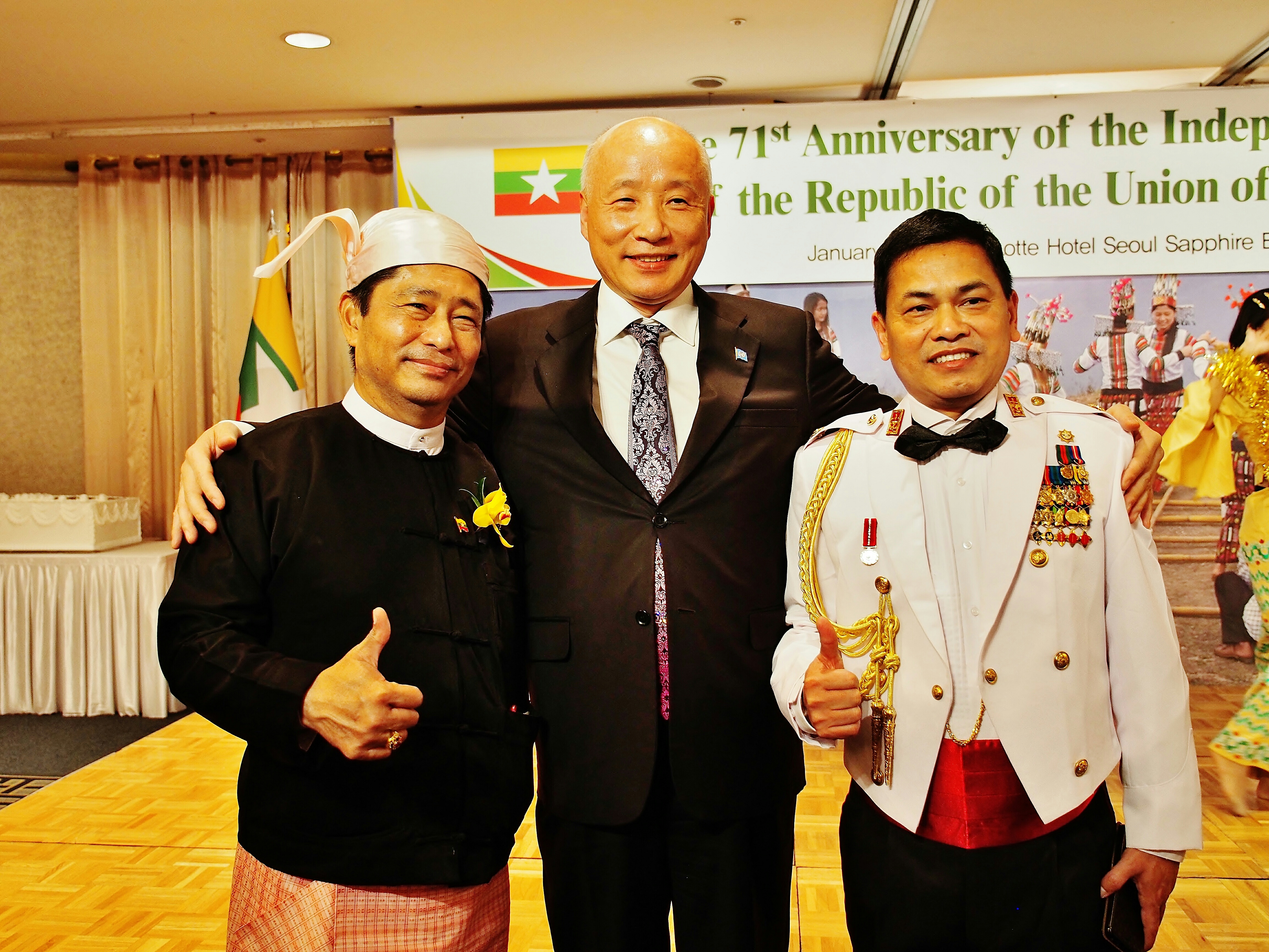 좌로부터 미얀마 대사, 총재 예하, 미얀마 국방무관(장군) (2019.1.7)