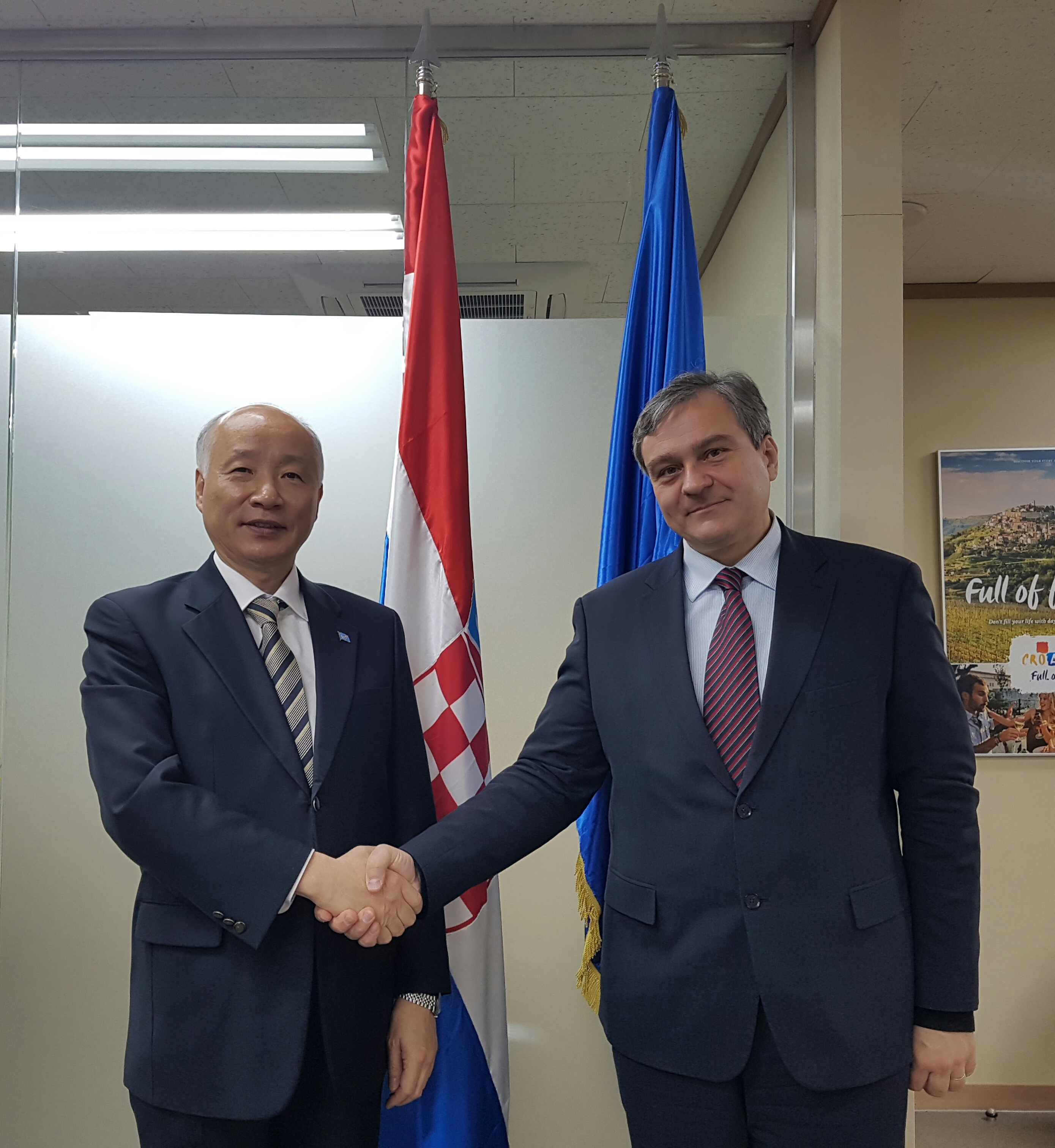 크로아티아 대사관 대사를 예방하여 대사와 악수를 나누고 있는 총재 예하 (2018.11.22)