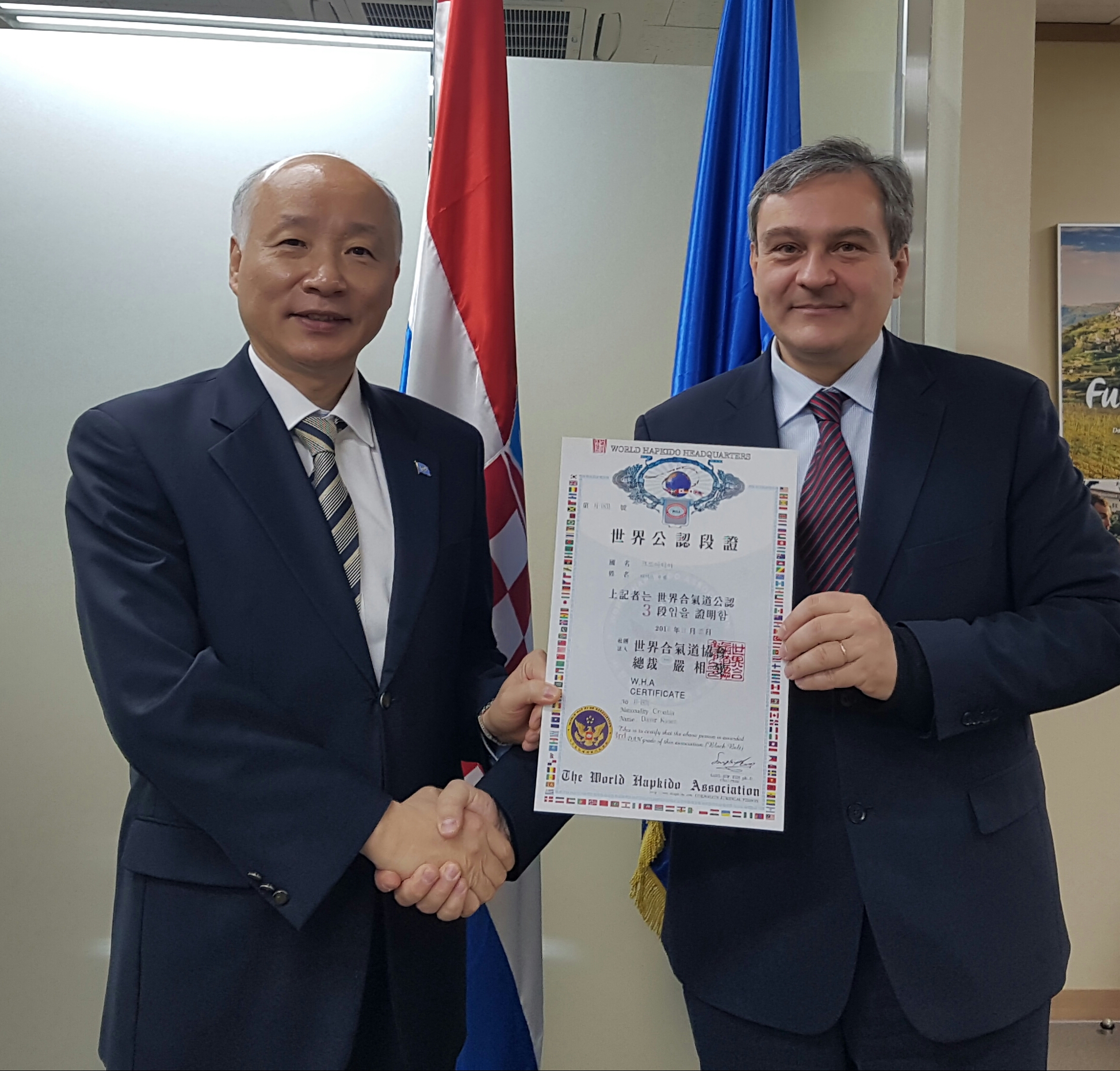 크로아티아 대사 에게 단증을 수여하고 있는 총재 예하 (2018.11.22)
Chairman awarding Dan Certificate to Croatian Ambassador
大韓民國 KOREA 대한민국 건국이래 최초로 본협회에서 주한외교사절인 102개국가 대사에게 본협회 합기도 단증을 수여함.
